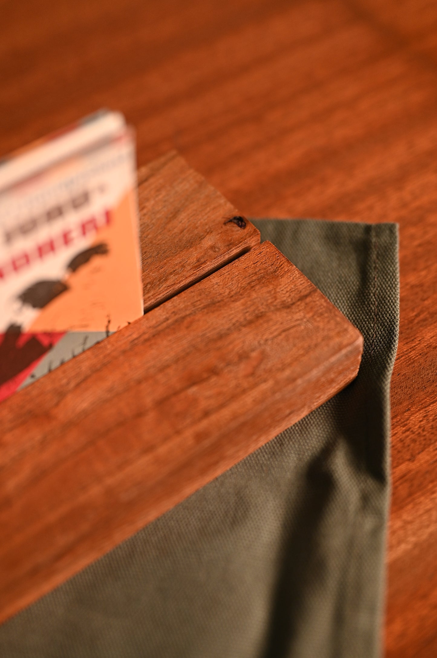The Grooved Desk Stand